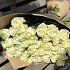 51 белая роза 70 см в крафте - Фото 4