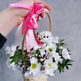 Маленькая корзинка цветов для девочки