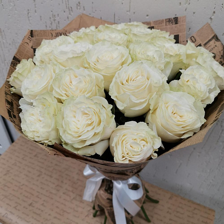 Букет из 25 роз Эквадор 50см в крафтовой бумаге - Фото 4
