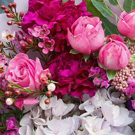 Яркий букет с воздушной гортензией, пионовидной кустовой розой и ароматным хамелациумом - Фото 5