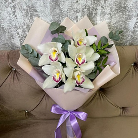 Букет из 5 белых орхидеи и эвкалипта