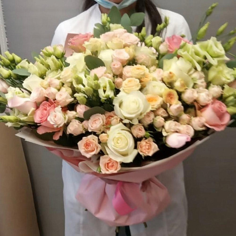 Огромный букет из роз и лизиантуса - Фото 6