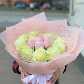 Розы и клубника