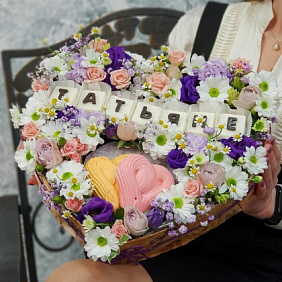 Композиция цветов сердце с шоколадными буквами Татьяне №162