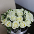 25 белых роз в черной коробке с зеленью - Фото 3