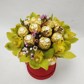 Букет «Ferrero и орхидеи»