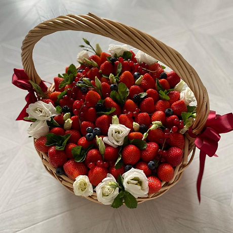 Корзина с клубникой и цветами - Фото 3