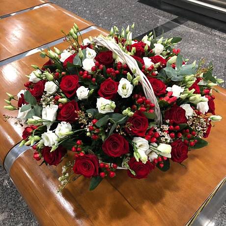 Корзина из роз, эустом, гиперикума и хамелациума - Фото 4