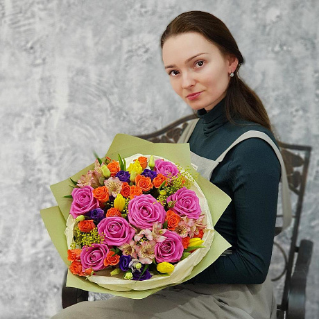 Яркий букет из роз, альстромерии и тюльпанов - Фото 2