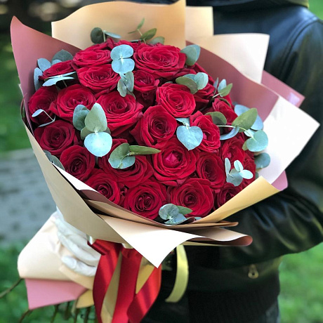 31 чарующих роз Red Naomi с эвкалиптом - Фото 5