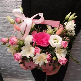 Цветы в деревянном ящике Нежный ветер