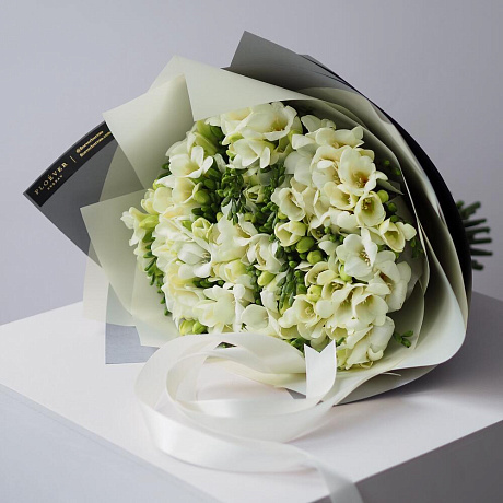 Букет из 49 фрезий в сером крафте - Фото 3