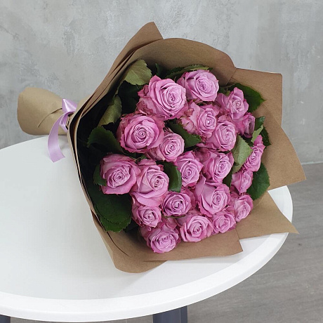 Букет из 21 фиолетовой розы в крафте - Фото 3