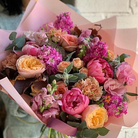 Букет пионов и роз "В объятиях"