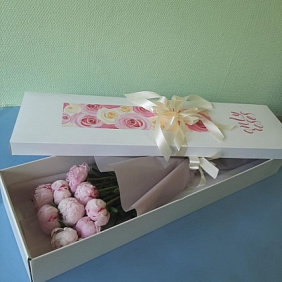 9 розовых пионов в подарочной коробке