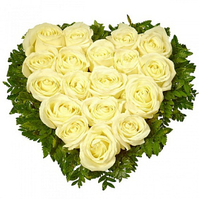 Букет Сердце из 19 белых роз с зеленью
