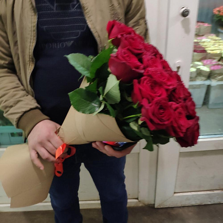 Роза красная крафт упаковке - Фото 2