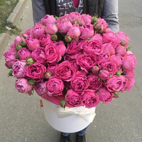 Пионовидные розы в шляпной коробкег