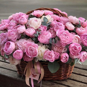 Корзина с цветами " розовое поле "