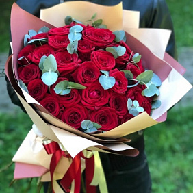 31 чарующих роз Red Naomi с эвкалиптом