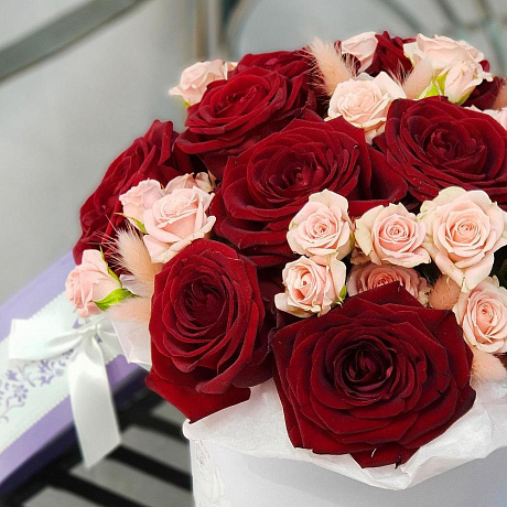 Букет из красных и розовых роз в шляпной коробке - Фото 5