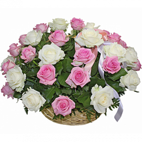 Букет из 25 белых и розовых роз в корзине