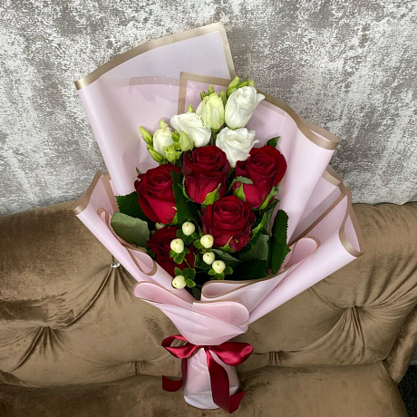 Букет из 5 красных роз и Эустомы - Фото 6