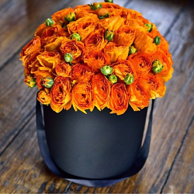 51 Оранжевая роза в большой черной шляпной коробке №335