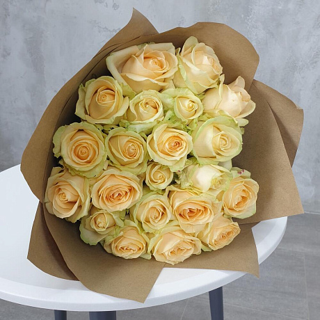 Букет из 21 персиковой розы в крафте - Фото 5