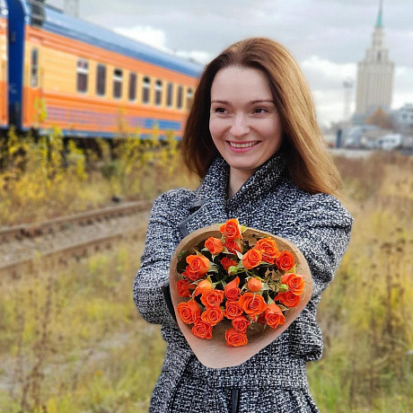 Букет из кустовой оранжевой розы - Фото 3