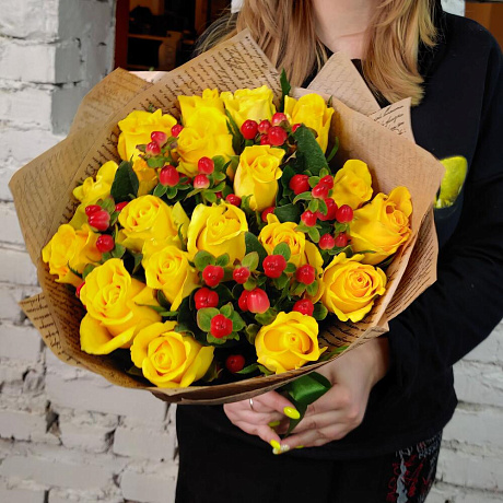 Букет из роз и гиперикума Яркие сны - Фото 3