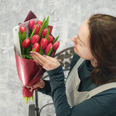 Букет из 15 тюльпанов в дизайнерской упаковке - Фото 6