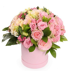 Композиция цветов в маленькой розовой шляпной коробке "Весна в Париже"