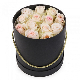 Букет из 15 кремовых роз в черной бархатной коробке