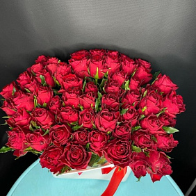 Моно букет из 101 розы в сумке вазе