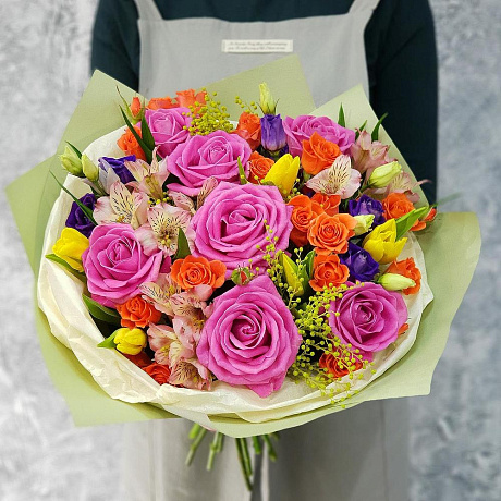 Яркий букет из роз, альстромерии и тюльпанов - Фото 3