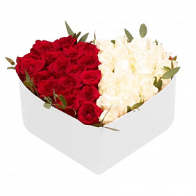 Композиция Сердце из 43 роз в белой коробке