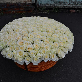 Большая корзина с розами