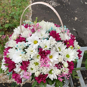 Корзина с цветами «Аромат хризантем»