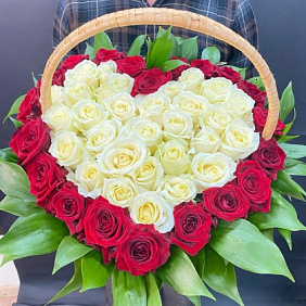 Корзина с цветами виде сердца