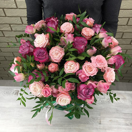 Кустовые розы микс в бархатной коробке - Фото 2