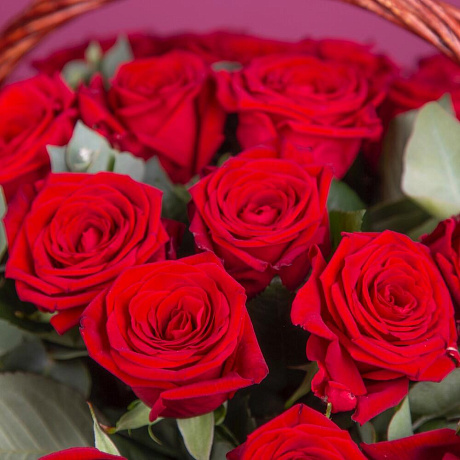 Корзина с красными розами и эвкалиптом - Фото 3