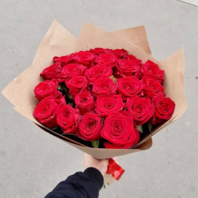 25 красных роз 50 см