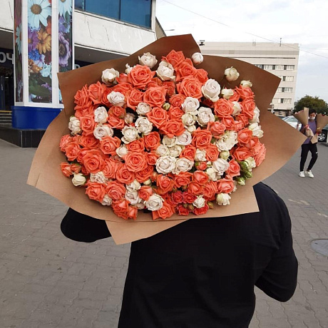 Букет из 61 кустовой розы - Фото 3