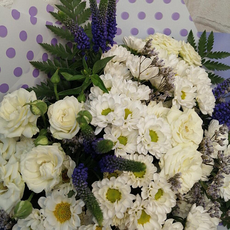 Букет из кустовых роз, ромашек и вероники - Фото 6