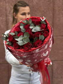 Букет из 15 красных роз и эвкалипта