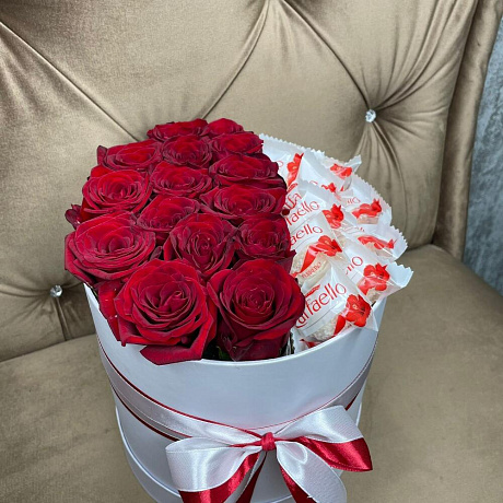 Шляпная коробка с розами и рафаэлло - Фото 2