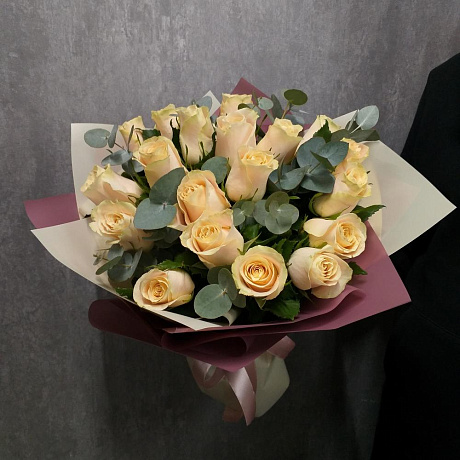 Букет из кремовых роз с эвкалиптом - Фото 2