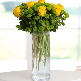 9 желтых роз в вазе