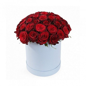 Букет из 35 красных роз в средней шляпной коробке Тиффани